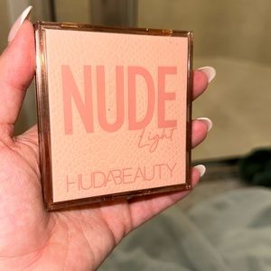 HUDA BEAUTY | Light Eyeshadow Mini Pallete